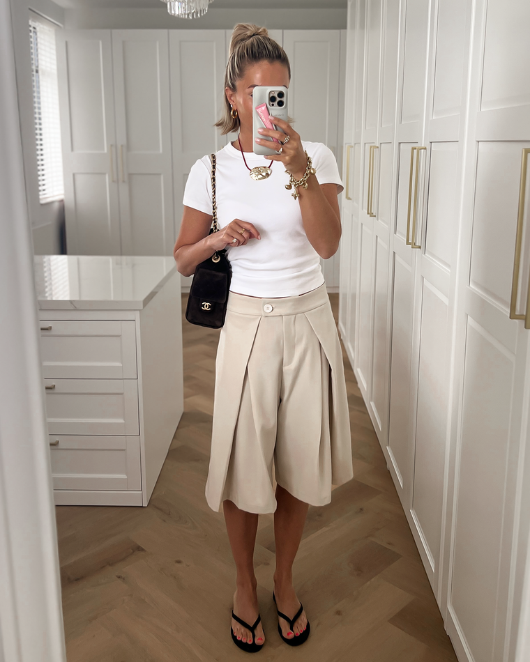 CHARLIE - Pleated Bermuda Shorts in Beige