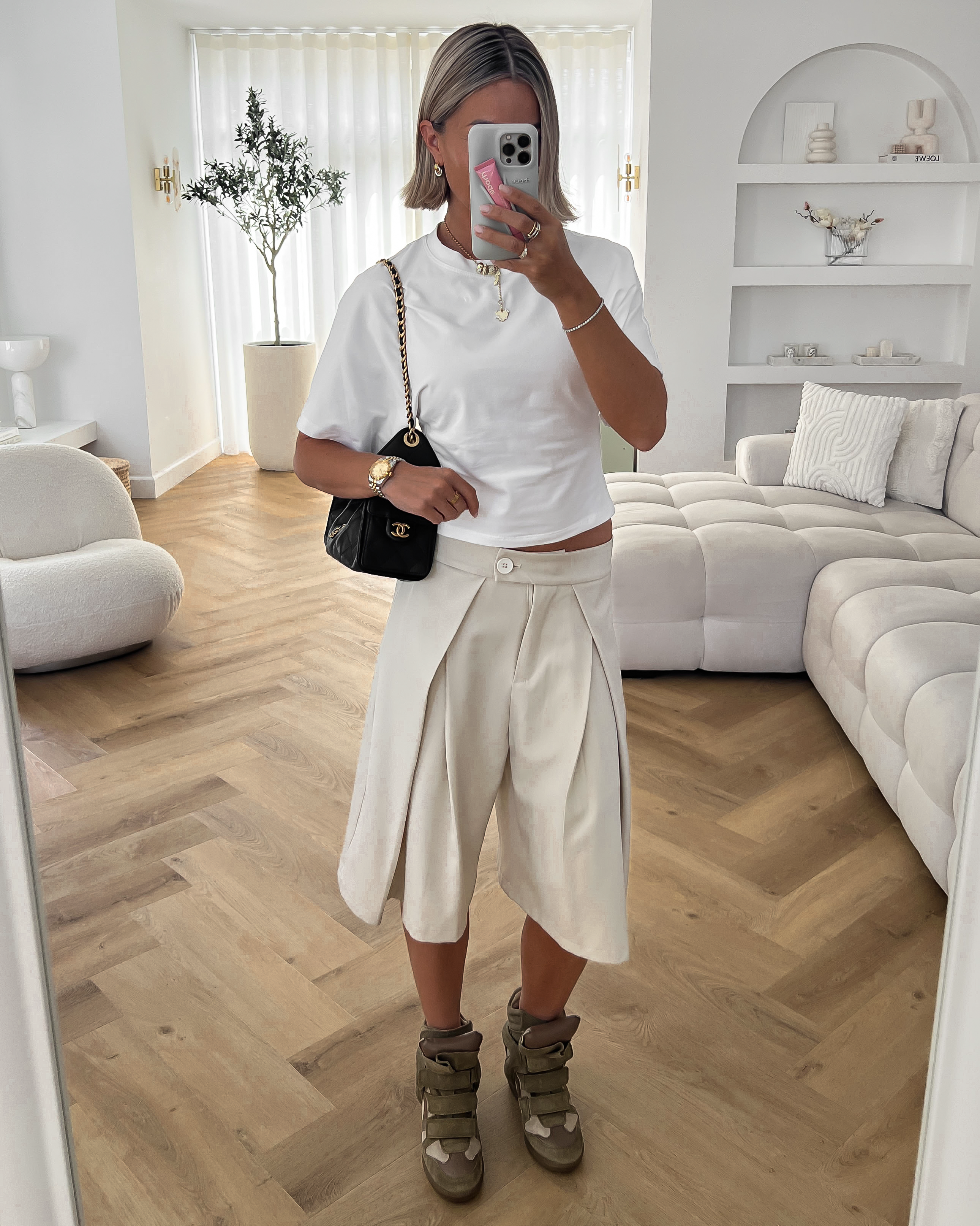 CHARLIE - Pleated Bermuda Shorts in Beige