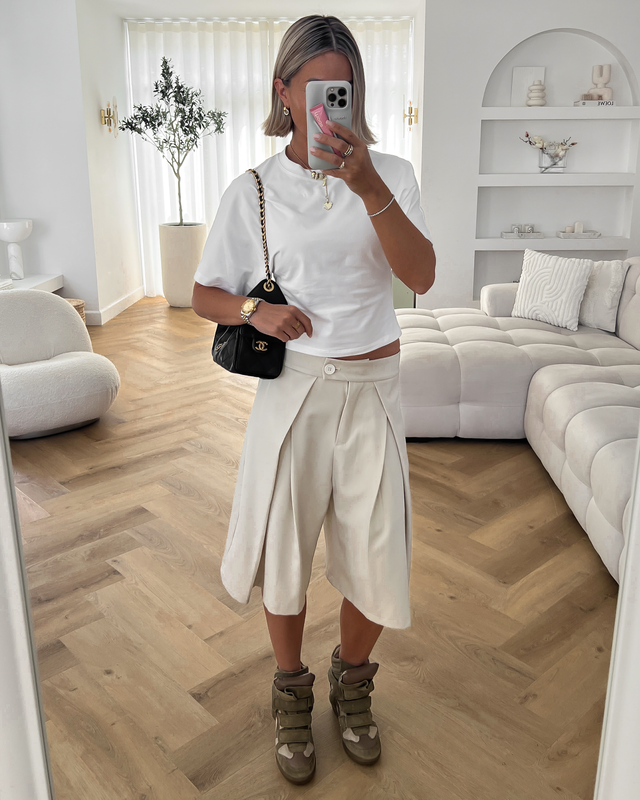 CHARLIE - Pleated Bermuda Shorts in Beige