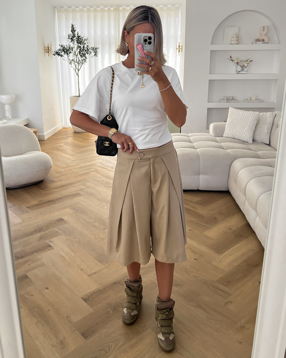 CHARLIE - Pleated Bermuda Shorts in Taupe