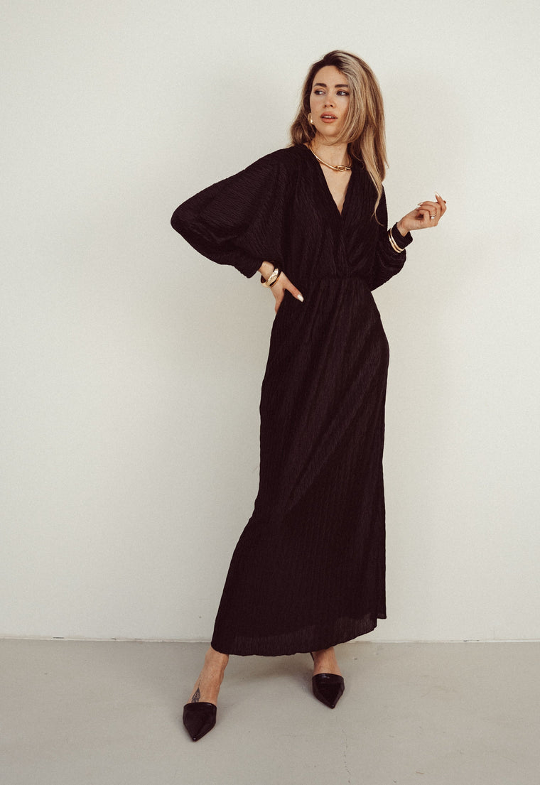 ILANA - Plissé Shimmer Dress in Black