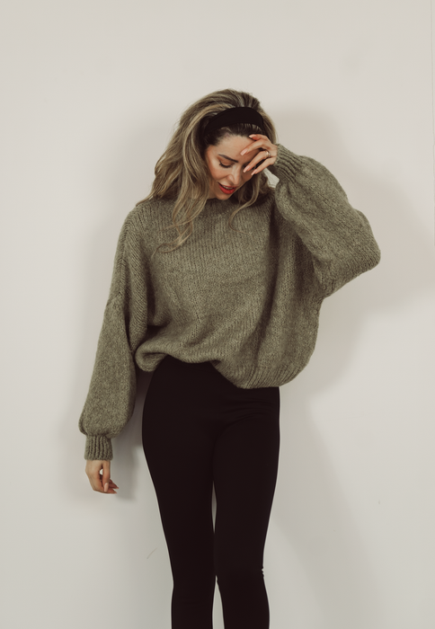 LOVELY - Oversized Knitted Sweater in Olive