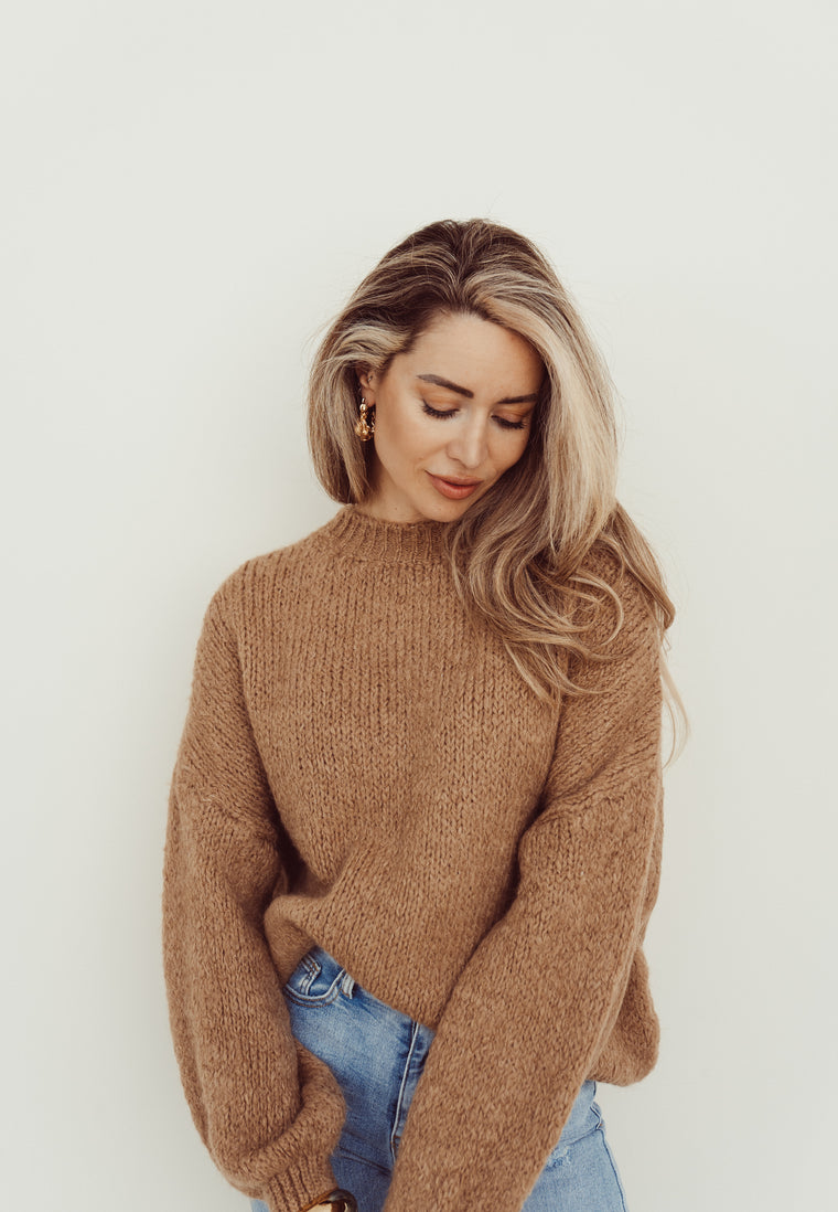 LOVELY - Oversized Knitted Sweater in Camel