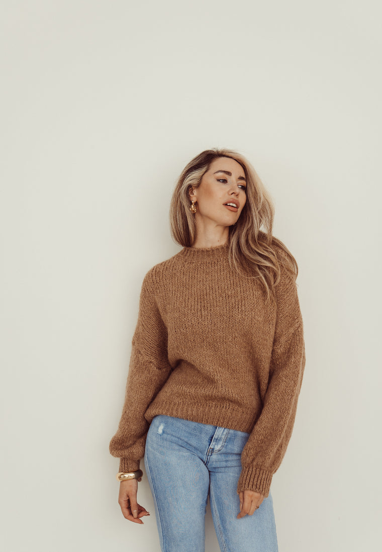 LOVELY - Oversized Knitted Sweater in Camel