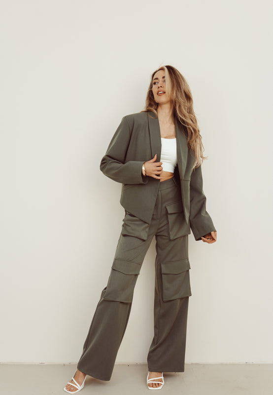 AVENUE - Tie Blazer with Cargo Pantalon in Khaki