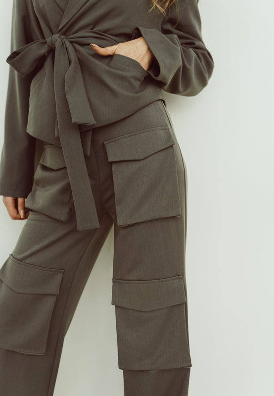 AVENUE - Tie Blazer with Cargo Pantalon in Khaki